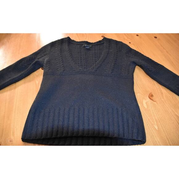 Express V-Neck Cable Knit Fitted Sweater, Merino Wool, Black, Medium, EGU - Picture 4 of 5